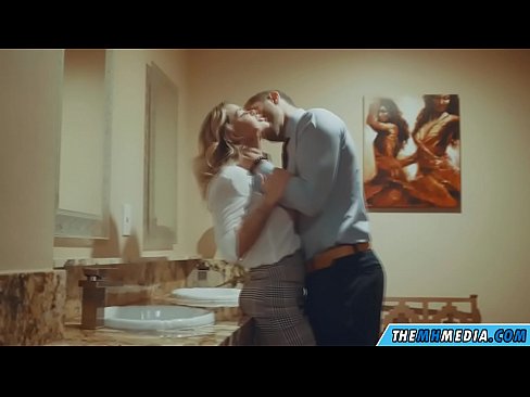 ❤️ Kapag ang isang busty blonde seduces sa isang pampublikong banyo ❤️❌ Fuck video sa tl.hellporno-com.ru ❤